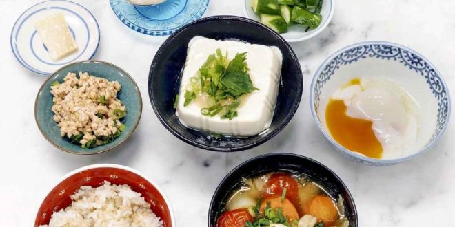 Simple dishes help elderly Japanese individuals living solo maintain a healthy diet.